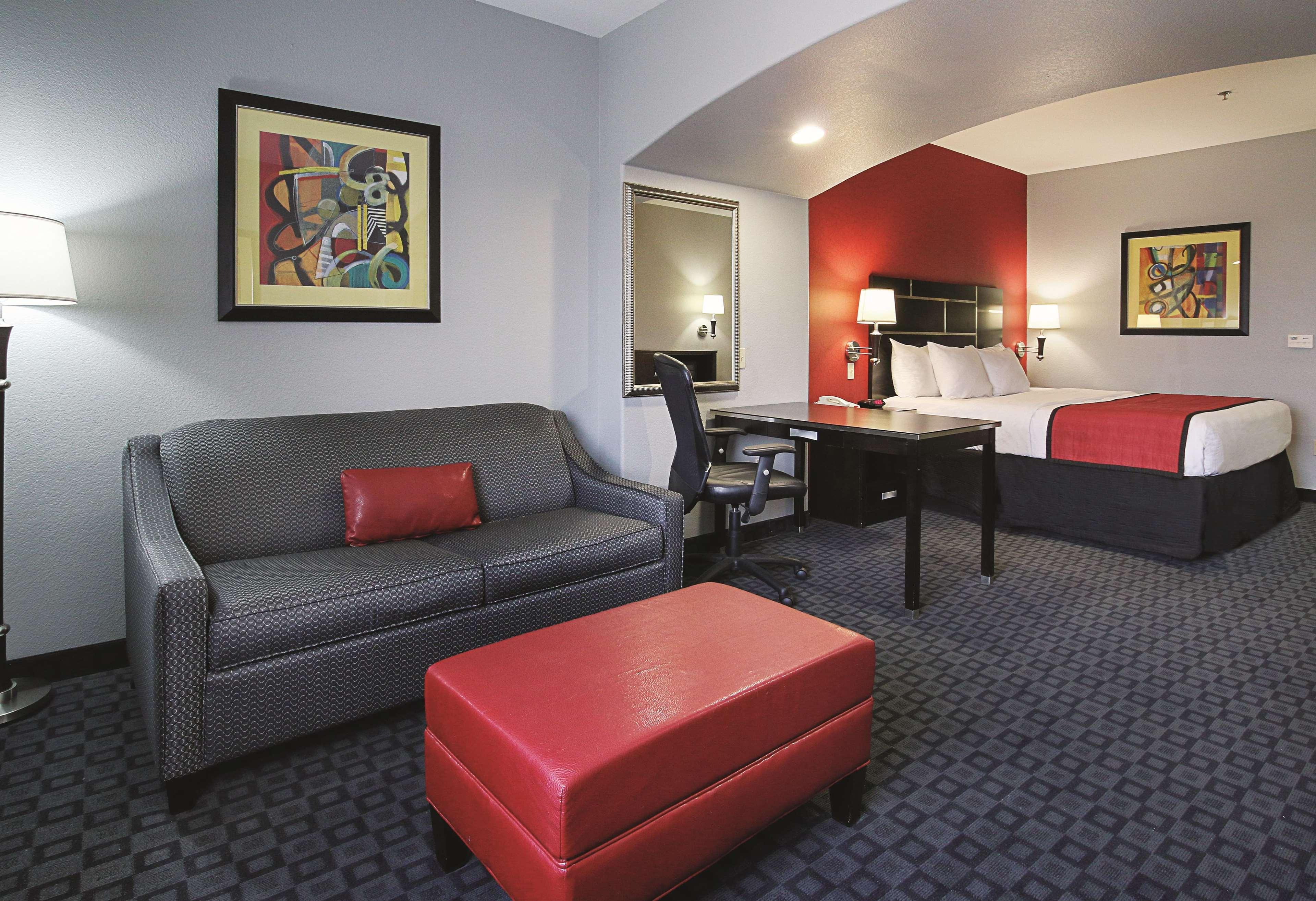 La Quinta Inn & Suites By Wyndham South Dallas - Hutchins Экстерьер фото